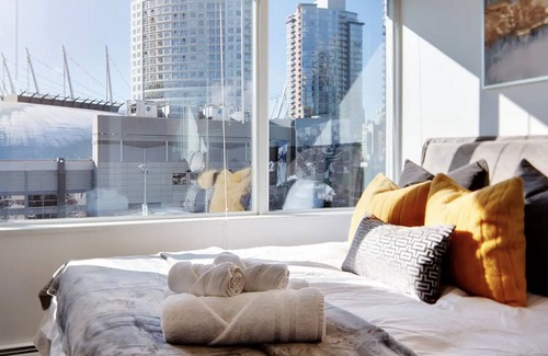 Gastown Condo | 10th Floor Condo with Stunning Marina View/Sleeps 7/Pool, Gym, Hot tub Access/