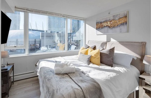 Gastown Condo | 10th Floor Condo with Stunning Marina View/Sleeps 7/Pool, Gym, Hot tub Access/