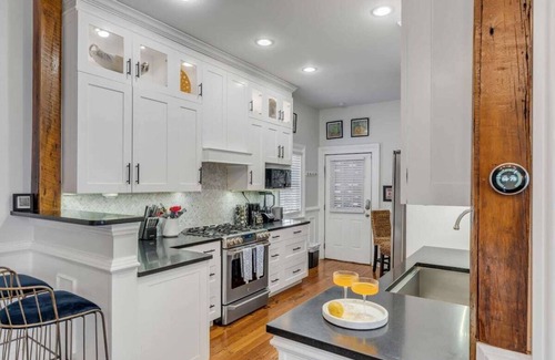 Cannonborough Elliotborough House | 11 Bedroom Complex- 3 Blocks From King St!