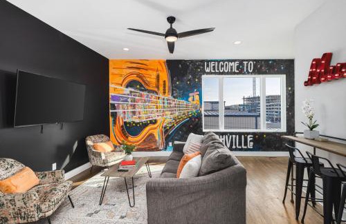 Nashville House | 11 Beds 4 Bedrooms 4 Baths with a Rooftop Deck and Garage