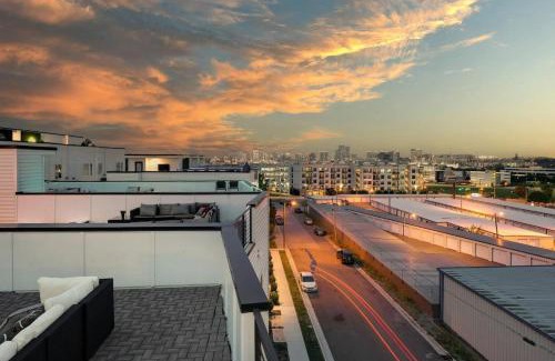 Nashville House | 11 Beds 4 Bedrooms 4 Baths with a Rooftop Deck and Garage