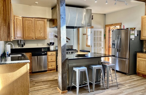 Ludlow Cabin | 11 BR, 7 Bth, 1/2 mile to Okemo, Hot Tub, on Ski Shuttle, King Bed, Walk to Town