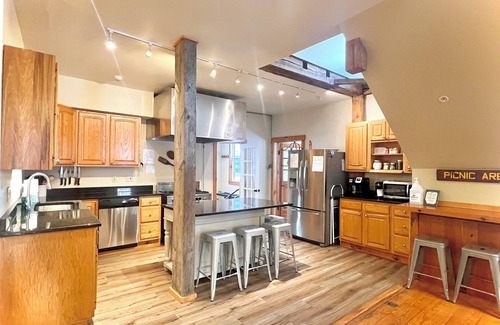 Ludlow Cabin | 11 BR, 7 Bth, 1/2 mile to Okemo, Hot Tub, on Ski Shuttle, King Bed, Walk to Town