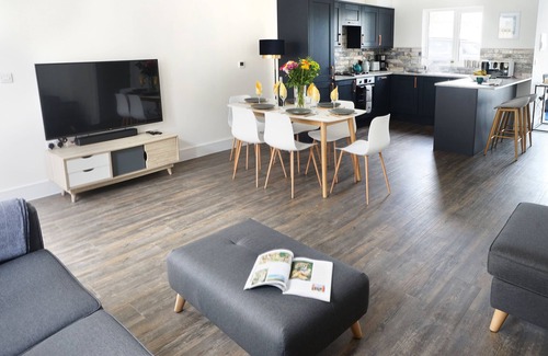 Sandown House | 11 Breakwater-Dog Friendly-Sandown Beach-Sleeps 6