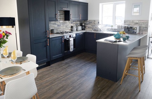 Sandown House | 11 Breakwater-Dog Friendly-Sandown Beach-Sleeps 6