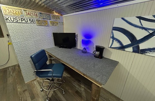 Northern Cabin | #11 - Digital Nomad Cabin on the river overlooking a lake with workstation