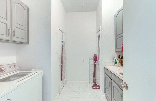 Cookes Meadow House | 11 Mi to Dtwn: Luxe Home w/Pool in Fort Worth