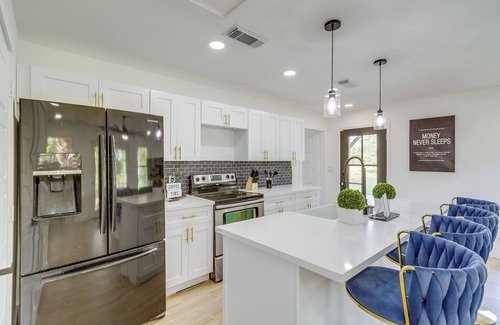 Hempstead House | 11 Mi to Golf: Home w/Fishing Pond in Hempstead