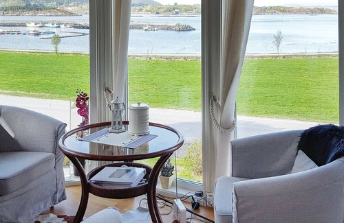 Naeroy House | 11 person holiday home in kolvereid