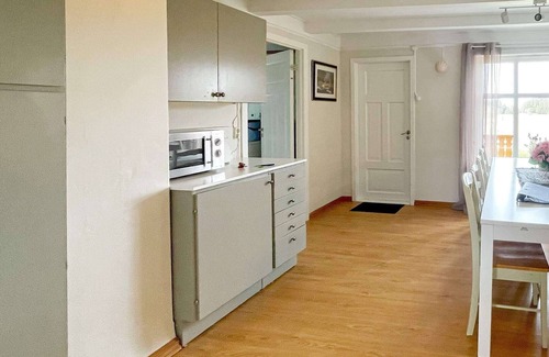 Gjengstoa House | 11 person holiday home in Farstad
