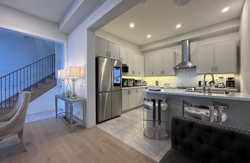 Markham House | 11 Queen Beds - French Style Detached House In Prestigious Angus Glen Markham