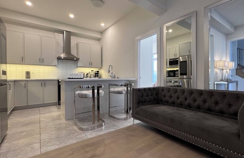 Markham House | 11 Queen Beds - French Style Detached House In Prestigious Angus Glen Markham