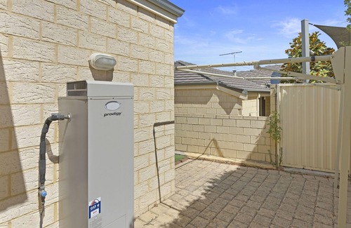 Innaloo House | 11 Secluded Shaw Family Home close to shops & beach Sleeps 6