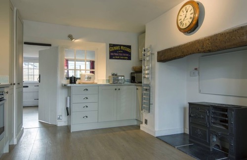 Otterton Cottage | 11 THE GREEN, pet friendly, with open fire in Otterton