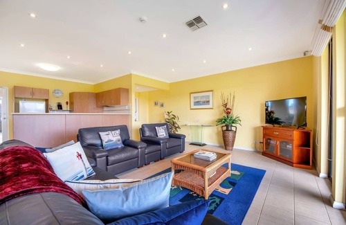 Nangkita House | 11 Vesta Dve - Waterfront