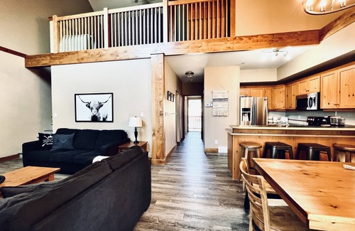 East Kootenay Condo | 🖤110 Updated Ski-In/Out, 3 Bed 3 Bath, Sleeps 12, central A/C & private hot tub🖤