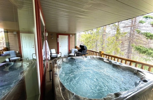 East Kootenay Condo | 🖤110 Updated Ski-In/Out, 3 Bed 3 Bath, Sleeps 12, central A/C & private hot tub🖤