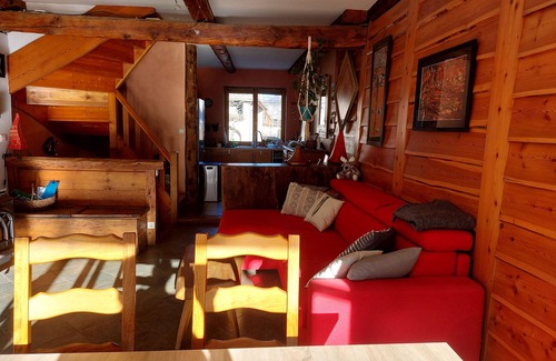 Saint-Martin-de-Queyrieres House | 110m² village house near ski resorts.