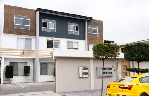 Urdesa Apartment | 111 - Consulate USA Parking Prague Apts 5 pax