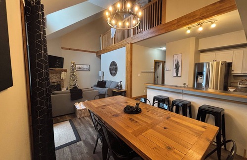 East Kootenay Condo | 🖤 111 Escape to Your Mountain Oasis Ski-In/Out Condo with A/C and Hot Tub🖤