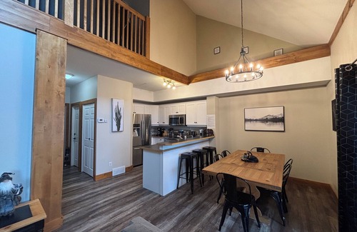 East Kootenay Condo | 🖤 111 Escape to Your Mountain Oasis Ski-In/Out Condo with A/C and Hot Tub🖤