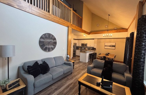 East Kootenay Condo | 🖤 111 Escape to Your Mountain Oasis Ski-In/Out Condo with A/C and Hot Tub🖤