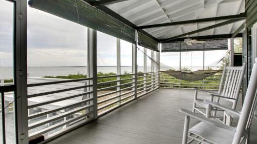 Sullivan's Island House | 1111 Middle Street by AvantStay Charming Historic Cottage Featured in Dear John Movie Beach Access