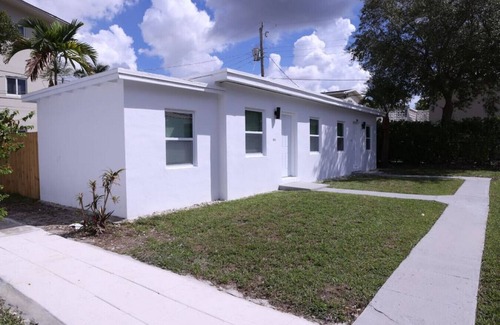 West Little Havana Apartment | 1113 Douglas rd · Cozy Studio w/parking & private patio w/BBQ