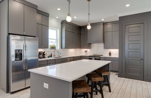 Hillsboro Village Apartment | 1113A Mural Muse BIG and BOLD Mural Muse 11-Beds Near Broadway