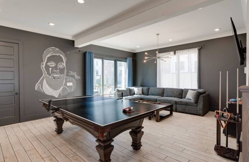 Hillsboro Village Apartment | 1113A Mural Muse BIG and BOLD Mural Muse 11-Beds Near Broadway