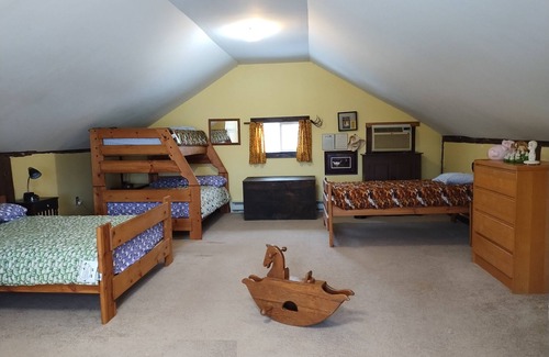 Sunbury House | 112-Acre Sheep Farm Guesthouse: Animals, Nature, Scenery