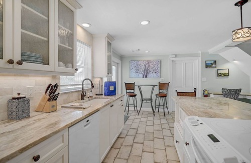 Siesta Key Village House | 112 Columbus Blvd