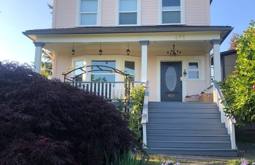 Central Lonsdale House | 112 year old Heritage House with city views and private backyard