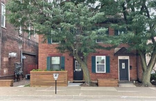 Dubuque Apartment | 1129#2/Farmers Market Gem: Steps from Ballroom