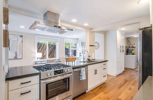 Seaview House | 113 - Cottage Gem ~ Min to Waterfront