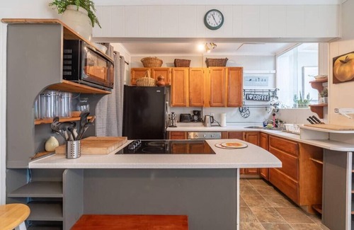 North End House | 115 Charming Townhouse , Historic Hydrostone
