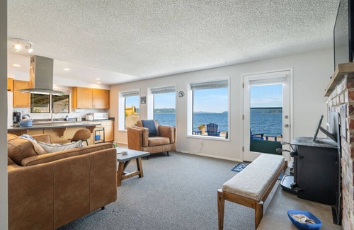 Gig Harbor Apartment | 116 - Inviting Waterfront Haven ~BBQ