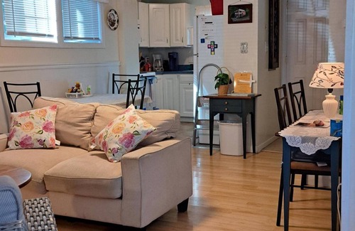 Lakeside Cottage | 117 East 4th in the Heart of Lakeside!