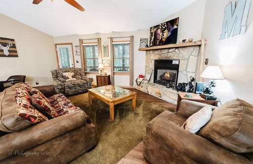 Wears Valley Cabin | 117 m² Cabin ∙ 2 bedrooms ∙ 8 guests