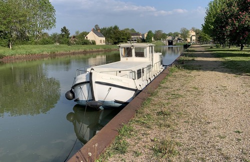 Nevers Boat Rental | 11m barge