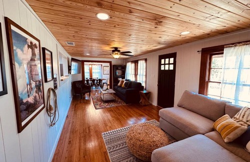Bandera House | 11th Street River House
