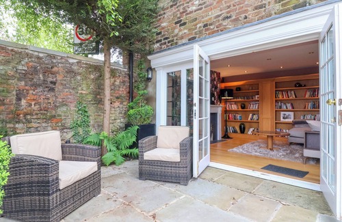 Beverley House | 12 CROSS STREET, family friendly, with a garden in Beverley