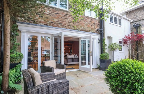 Beverley House | 12 CROSS STREET, family friendly, with a garden in Beverley