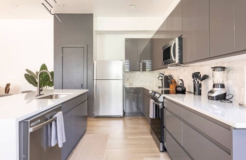 Near East Side House | 12 Guest 4 Bedroom Riverwalk Townhome Groups and Family Friendly Parking Modern