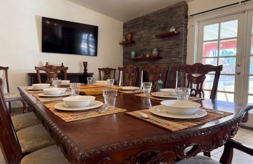 Las Vegas House | 12 guests. W/Ping pong, Air hockey, Volleyball!