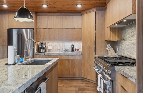 Island Park House | 12 MI 2 Yellowstone-Hot tub-Guest House-Sleeps 20