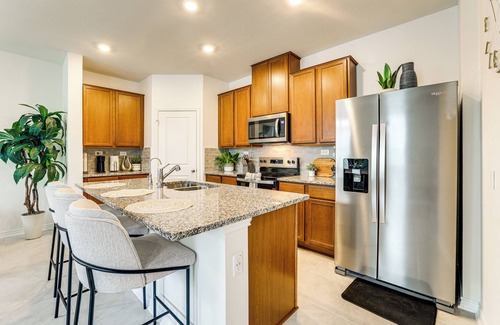 Elmendorf House | 12 Mi to San Antonio River Walk: Home w/Yard!