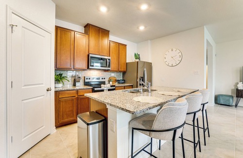 Elmendorf House | 12 Mi to San Antonio River Walk: Home w/Yard!