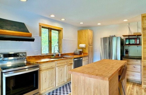 Oneonta Cabin | 12 miles to All Star Village, 18 miles to Dreams Park
