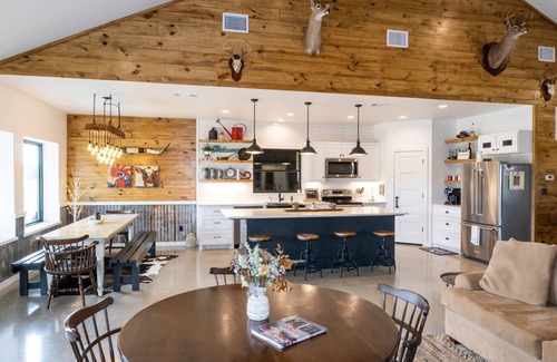 Fayetteville House | 12 minutes to antique shopping Round Top TX